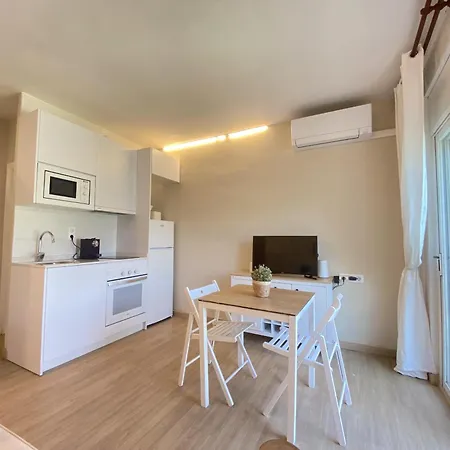 R126 Beachfront Sant Salvador